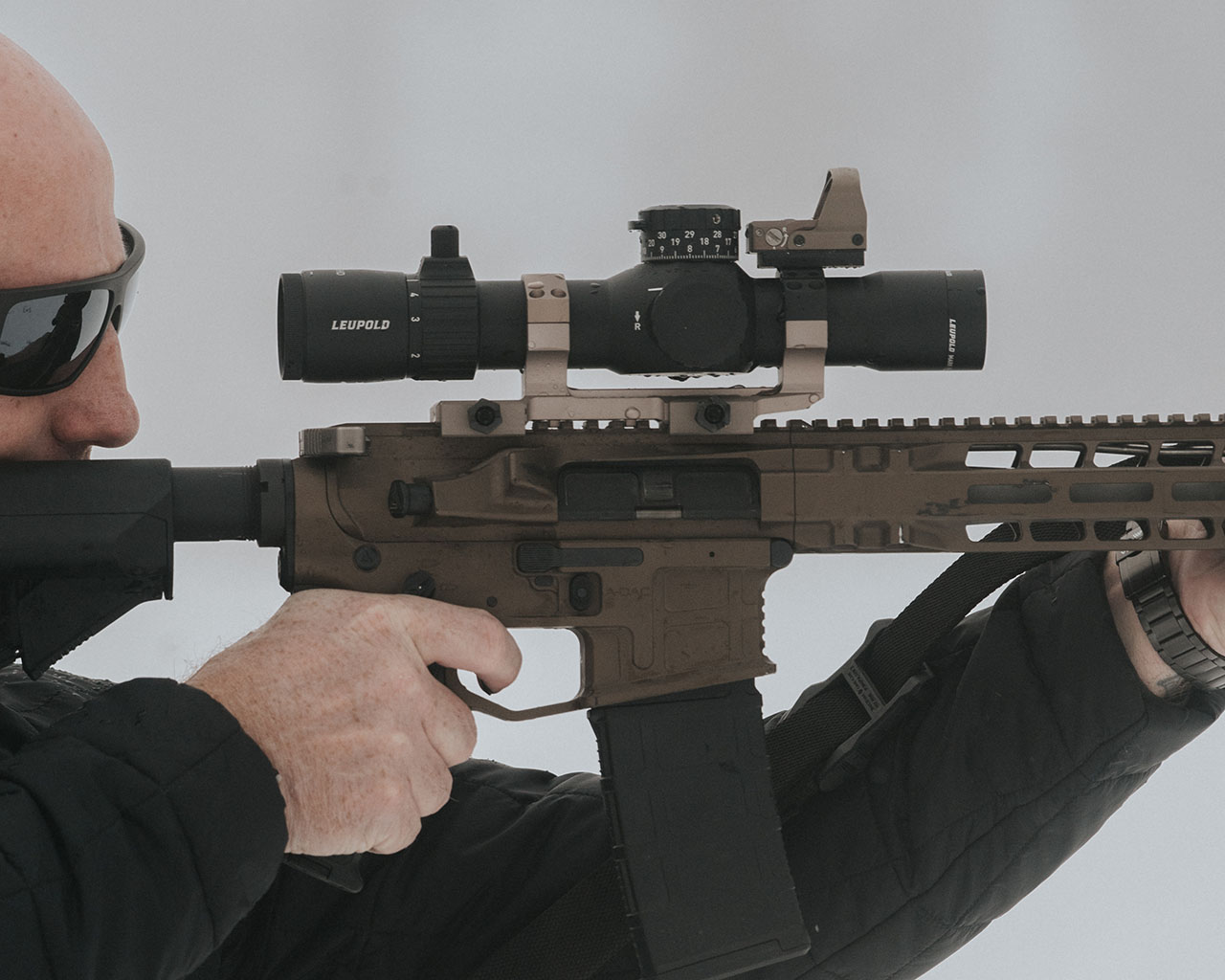 H1 Image of a hunter looking through a Leupold RX-1400i TBR/W Gen 2 Rangefinder